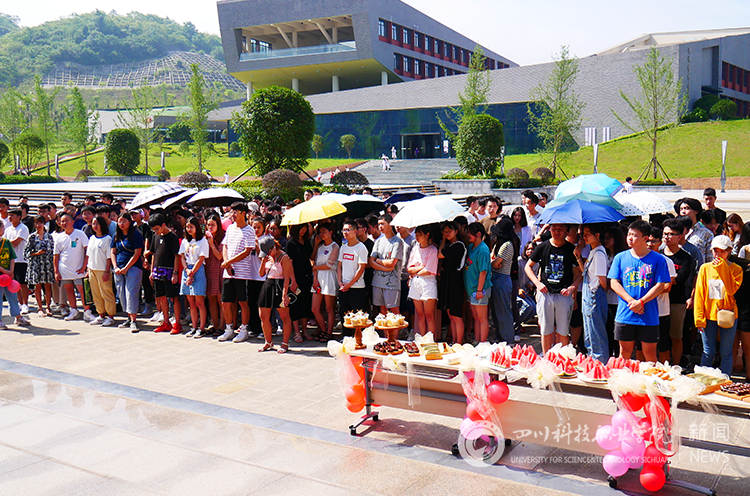 学生列队参加汇报展开幕式.png