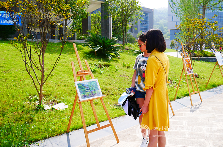 学生驻足观展.png