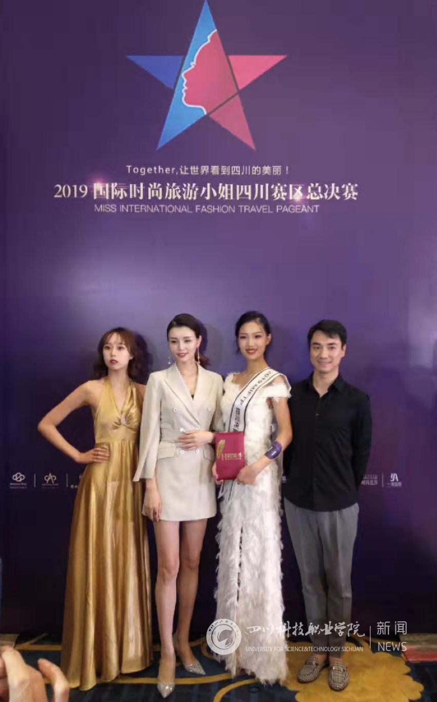 获奖选手与罗爽老师（右一）合影 水印.jpg