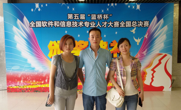 川科学子钟梓凌（中）荣获全国总决赛二等奖左为带队老师刘芳-右为指导老师张珍）.jpg