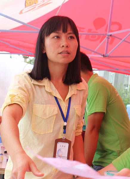 图为唐丹老师参加新生报名时的工作场面.jpg