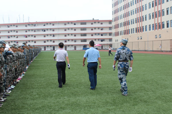 图为校长陈宇与参谋长张绪华检阅方队.jpg