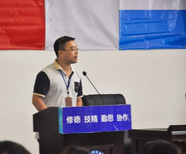 图为优秀教师周林上台发言.jpg