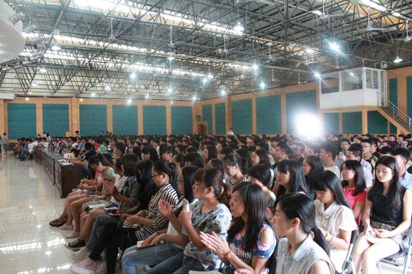 图为不少同学在会上记下笔记.jpg