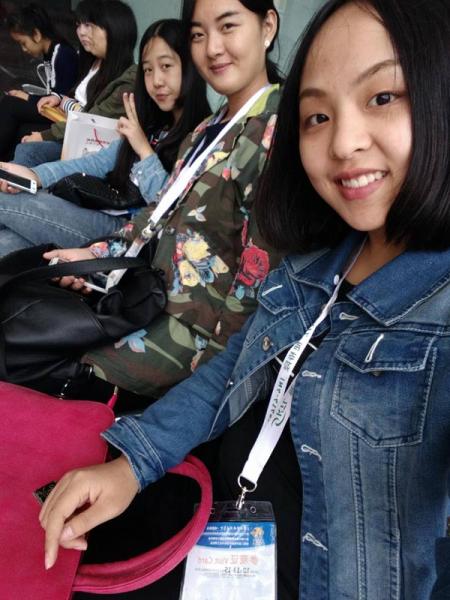 图为同学们兴高采烈地出发.jpg