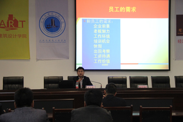 图为众腾伟业集团副总裁郑小春讲课.jpg