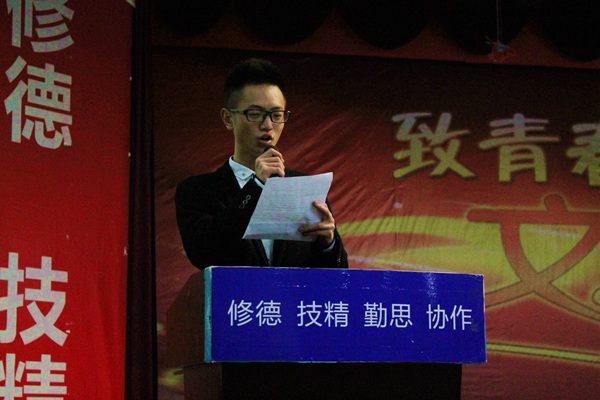 图为优秀学员代表发言.jpg