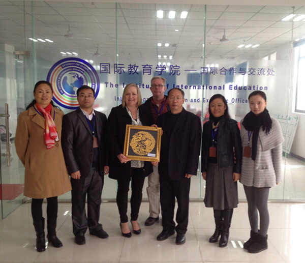 图为双方互换礼物.jpg