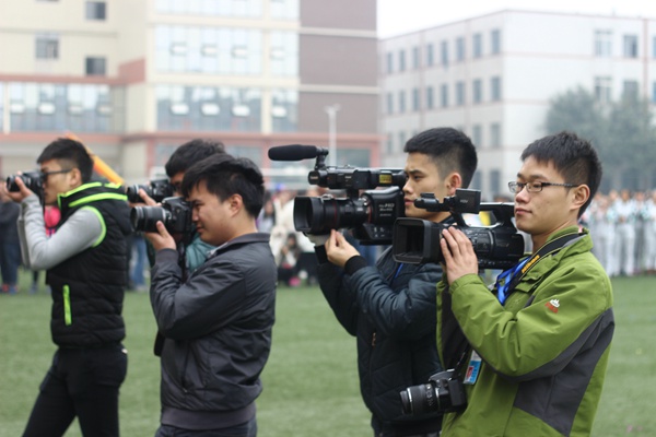 图为学生记者们正在拍摄开幕式现场.jpg
