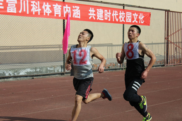 图为运动员在赛道上拼搏.jpg