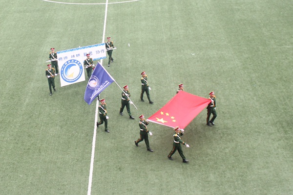 图为校旗校徽校训护卫队.jpg
