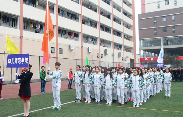 图为幼儿师范学院方队整装待发.jpg