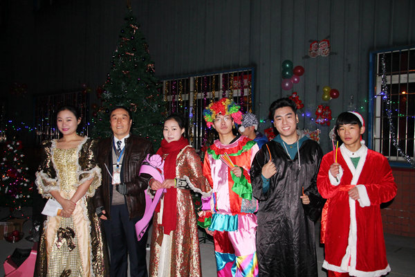 图为领导与演出人员合影.jpg