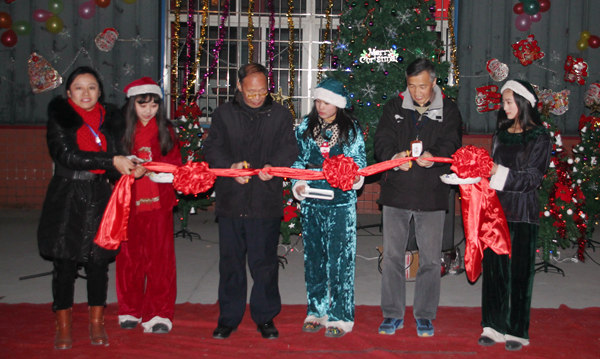 图为英语文化中开幕式现场剪彩仪式.jpg