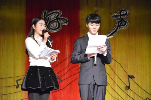 图为主持人在演讲.jpg