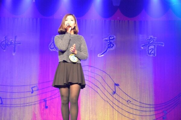 图为选手进行歌曲演唱.jpg