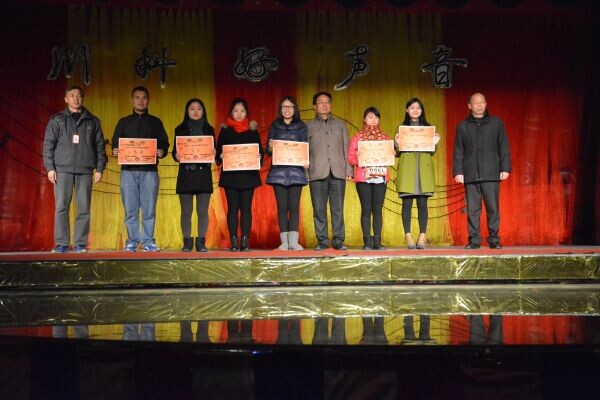 图为副校长张晓舟为获奖人颁奖.jpg