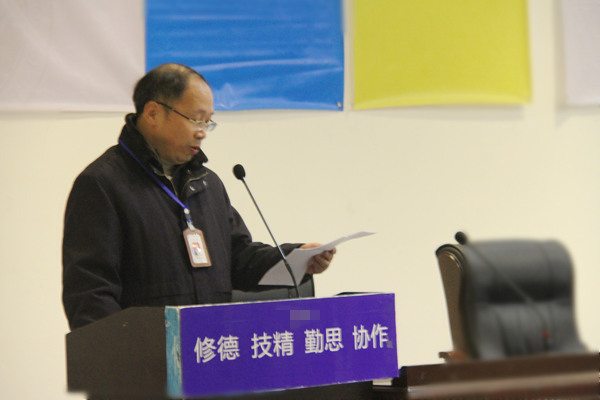 图为副校长梁桂川宣读教学考试委员会章程.JPG