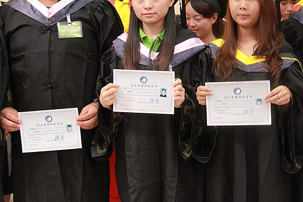 图为优秀毕业生荣获“钻士荣誉学位证书”.gif