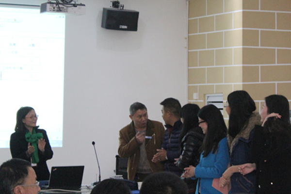 图为罗丽萍老师带动新教师们现场互动.JPG