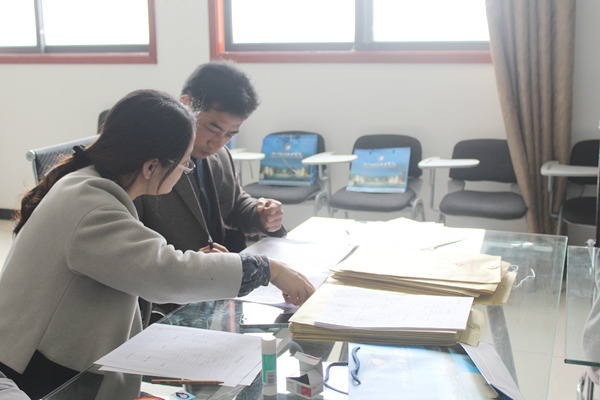图为行政人事部老师整理入职教师资料.JPG