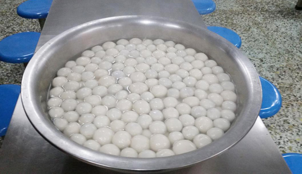 图为在学校负一楼食堂为学生煮的汤圆.jpg
