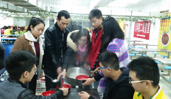 图为辅导员为学生们分汤圆.jpg