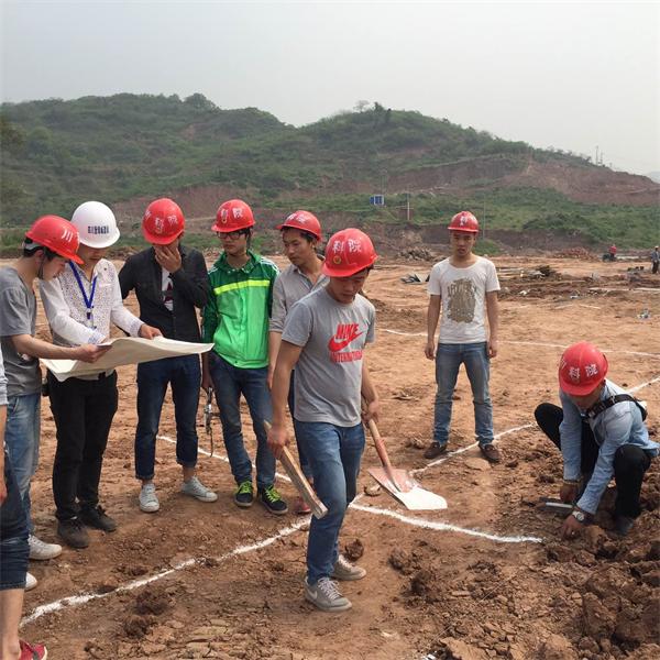 图为学徒在师傅指导下测放基础线2.jpg