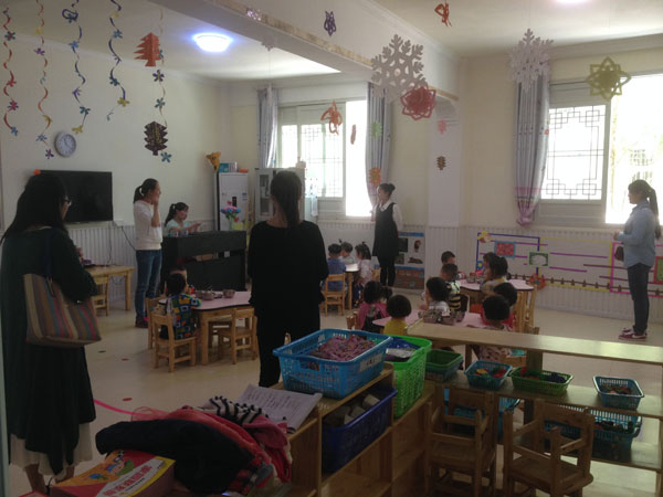 图为幼儿园教师指导学生上课.jpg