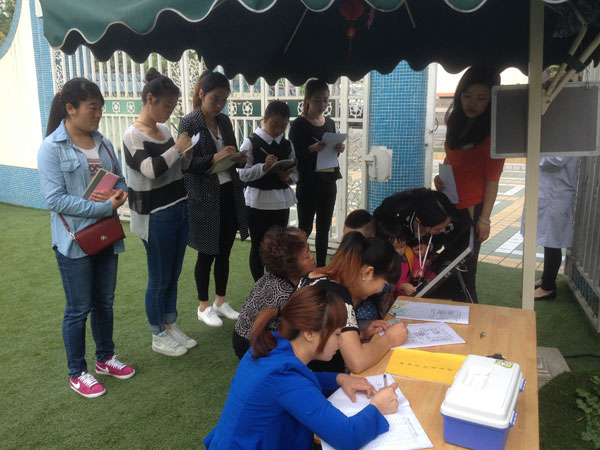 图为学生正在做晨接、晨检观察.jpg