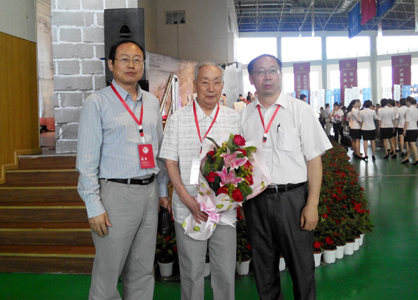 图为梁校长（右）与西南财经大学原校长刘诗白（中）及四川师范大学校长丁任重（左）合影.jpg
