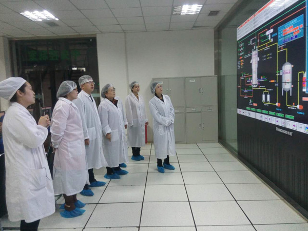 参观现代化的生产车间.jpg