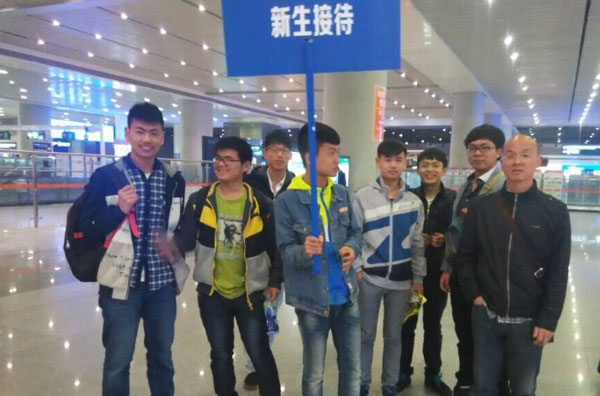 志愿者在车站接待考生.jpg