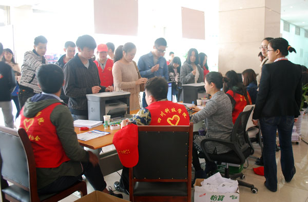 图为报到现场.jpg