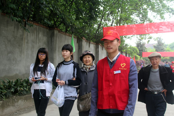 志愿者正在带领考生和家长报到.jpg