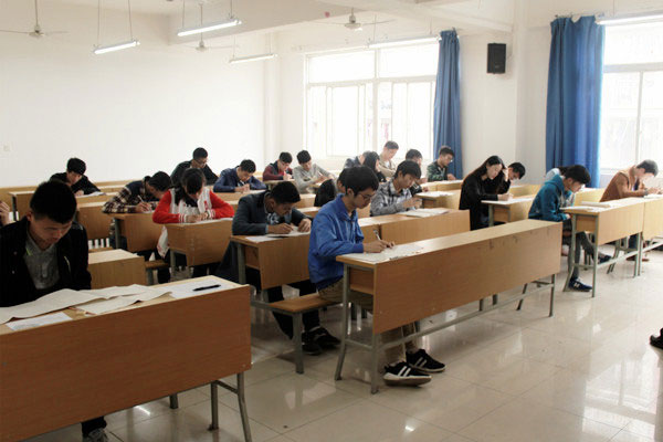 图为考生正在答题.jpg