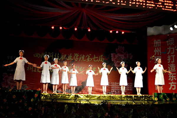 图为护理学院护士礼仪表演.jpg