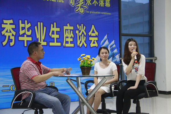 图为优秀毕业生正在接受访谈.jpg