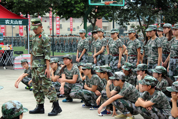 图为教官正在分解动作.jpg