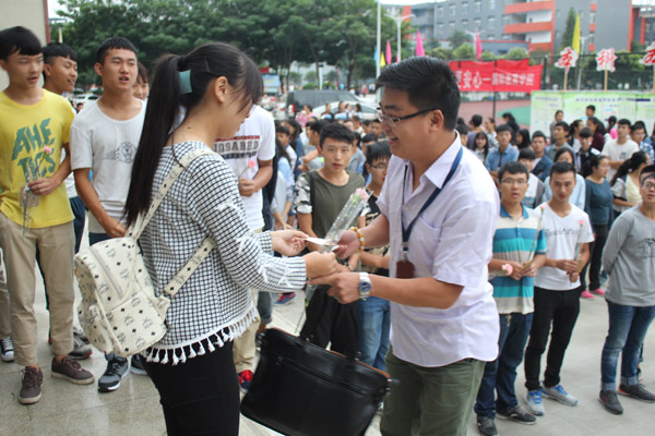 图为学生为老师送花1.JPG