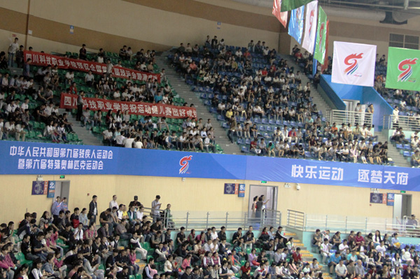 图为我校师生在比赛现场.jpg