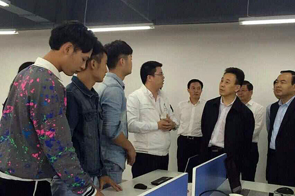 魏宏省长与我校学生情切交谈.jpg