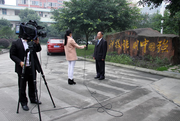 图为梁校长正在接受记者采访.jpg