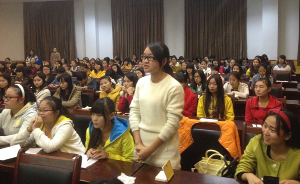 图为学生与文娟老师做专业交流.jpg