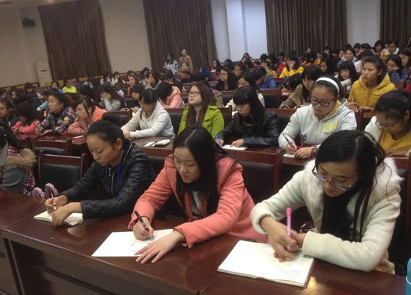 图为专业教师认真做笔记.jpg 图为专业教师认真做笔记.jpg