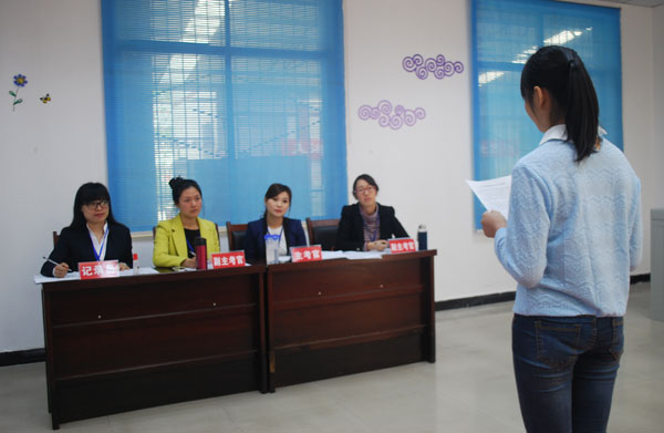 图为考生正在面试.jpg