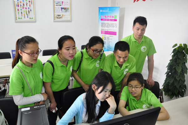 同学们正在与创业大学生交流.jpg